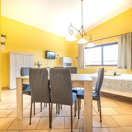 ヴィラ Esmeralda タヴィアーノ